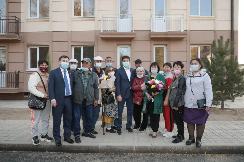 Бауыржан Байбек встретился с жильцами сгоревшего дома в Шымкенте