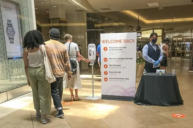 Калифорния возвращается в режим жестких ограничений из-за COVID-19