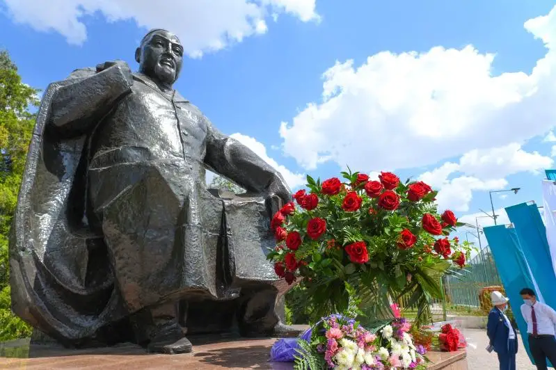 Цветы к памятнику Абаю возложили в Шымкенте