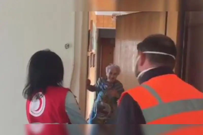 «Протяни руку помощи»: как активисты помогают пожилым алматинцам с продуктами