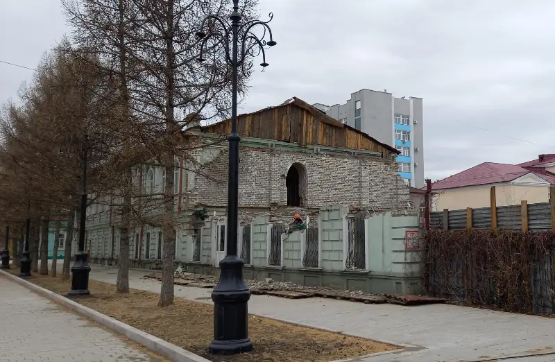 Пристройку к старинной гостинице сносят в Семее
