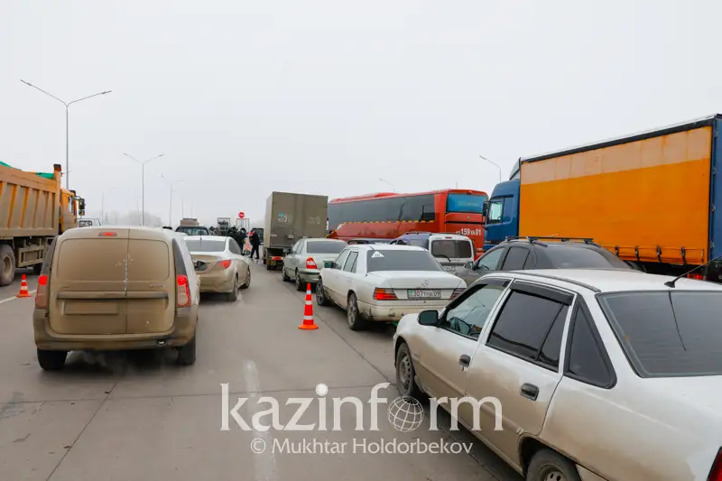 Резко снизился поток транспорта через блокпосты в Петропавловске