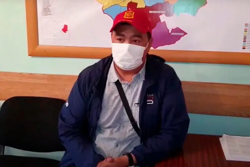 Заехавший на внедорожнике  в розовое озеро Кобейтуз водитель принес публичные извинения