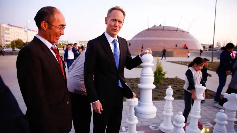 После реконструкции в Атырау открылась площадь Исатая-Махамбета