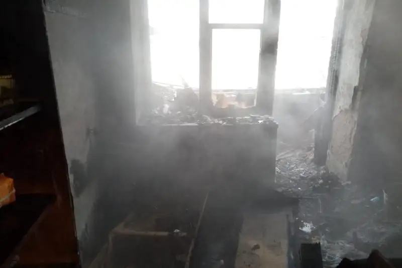 20 человек эвакуировали из-за пожара в пятиэтажке в Актобе