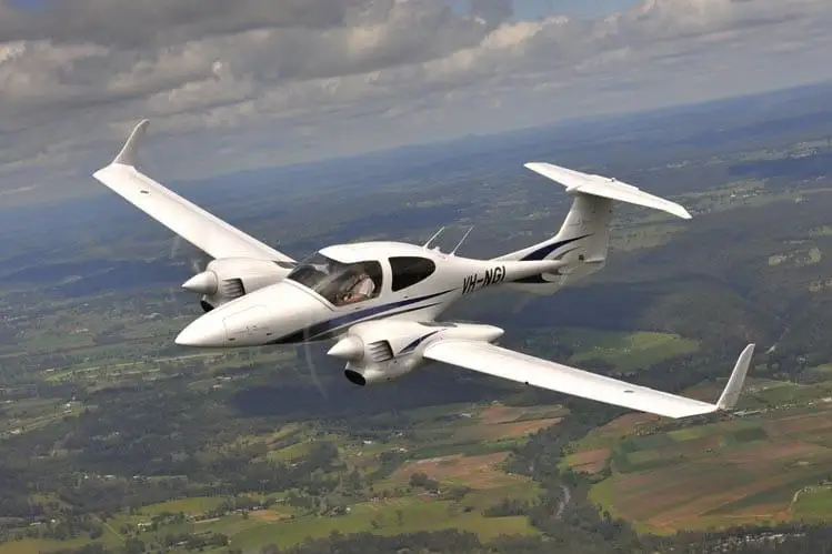 В Атырау более двух часов не может приземлиться самолет