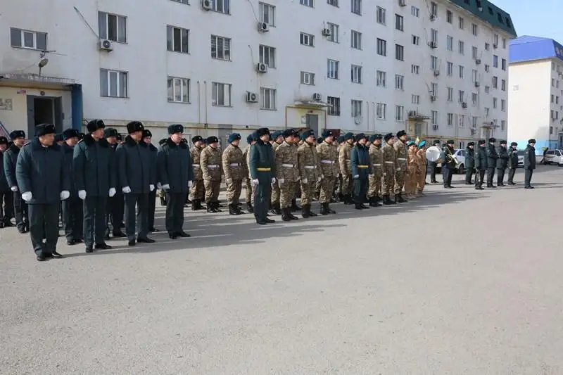 Военнослужащие провели парад в день рождения ветеранов ВОВ в Атырау