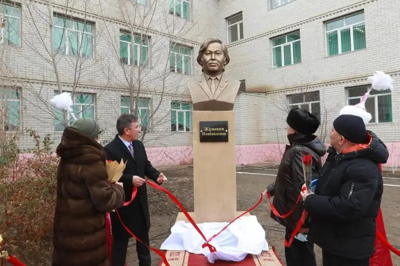 Бюст Жумекену Нажимеденову установили в Атырау