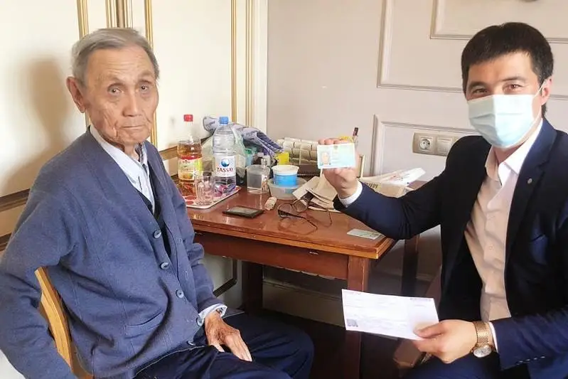 95-летний ветеран войны в ЗКО получил к юбилею новое удостоверение личности