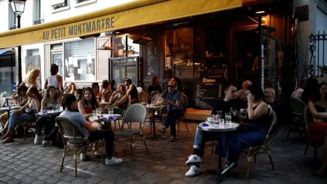 Коронавирус: во Франции открылись бары; в Британии почти 50 тысяч умерших