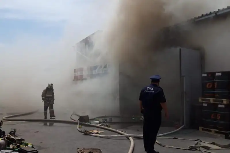 Пожар на складе и в бизнес-центре произошел в Актау