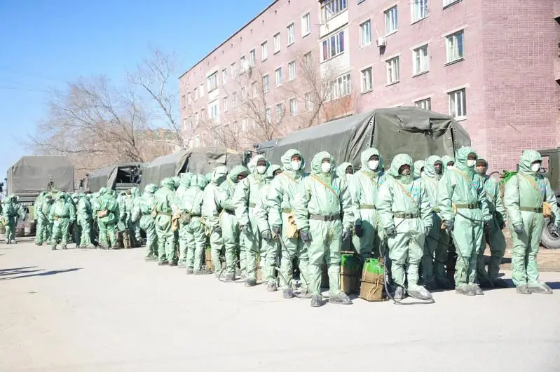 Военнослужащие дезинфицируют улицы и социальные объекты Семея