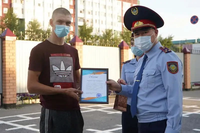 Двух жителей Петропавловска поблагодарили полицейские за помощь при задержании грабителей