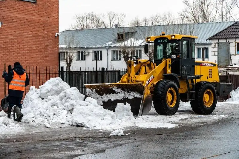 Как ведутся снегоуборочные работы в столичном районе Байконыр