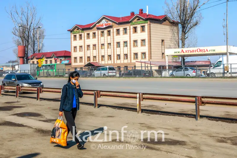 Не покидать свои дома без надобности попросили жителей Нур-Султана и Алматы