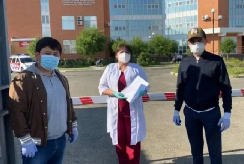 Бизнесмены передали аппарат ИВЛ инфекционному стационару в Атырау