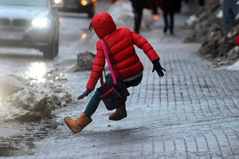 О правилах поведения при гололёде напомнили столичные спасатели
