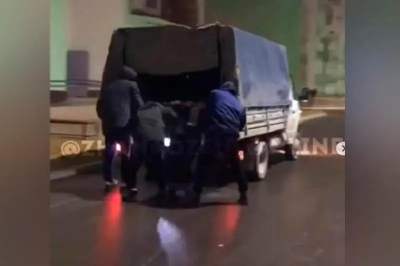 Прокатились по гололеду, уцепившись за ГАЗель, трое мужчин в Жанаозене