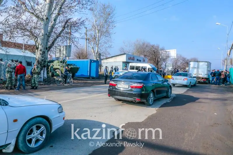 Огромные «пробки» на въездах в Алматы: полиция усиливает блокпосты