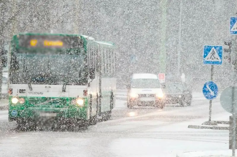 Движение нескольких городских автобусов приостановлено из-за сильной метели в Караганде