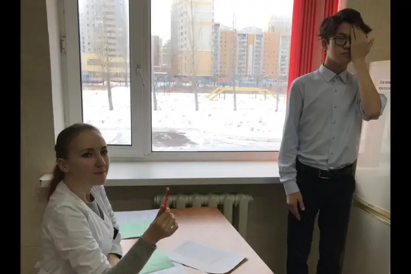 Столичные врачи рассказали, как сохранить зрение школьников