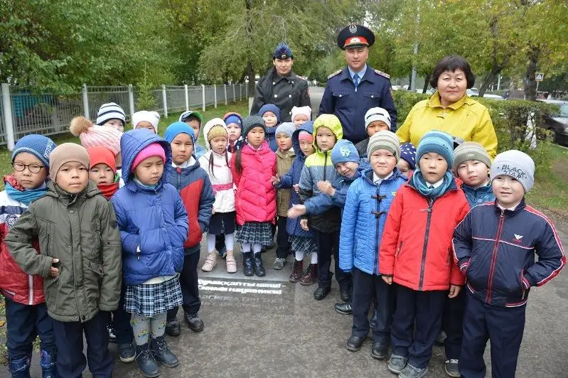 Первоклашки в Петропавловске призывают подростков снять наушники, переходя дорогу