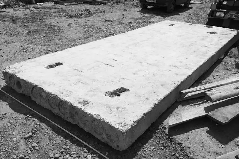 Мужчину насмерть придавило бетонной плитой в СКО