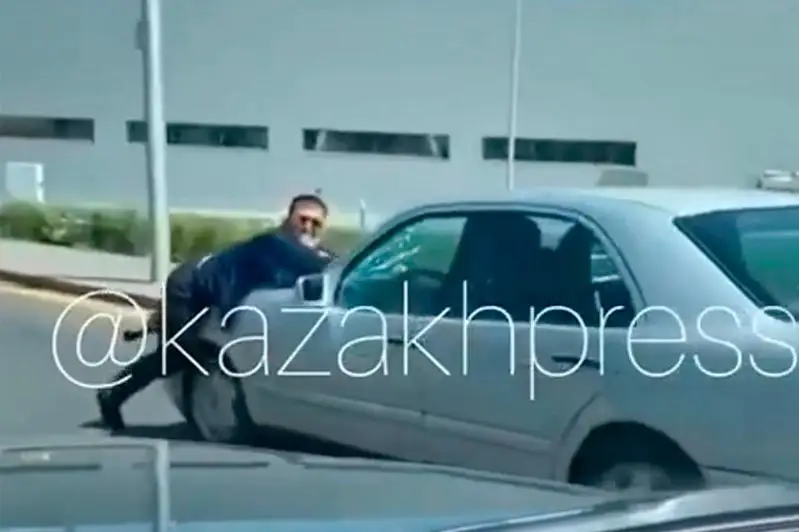 Автомобиль с мужчиной на капоте разъезжал по одной из улиц Алматы