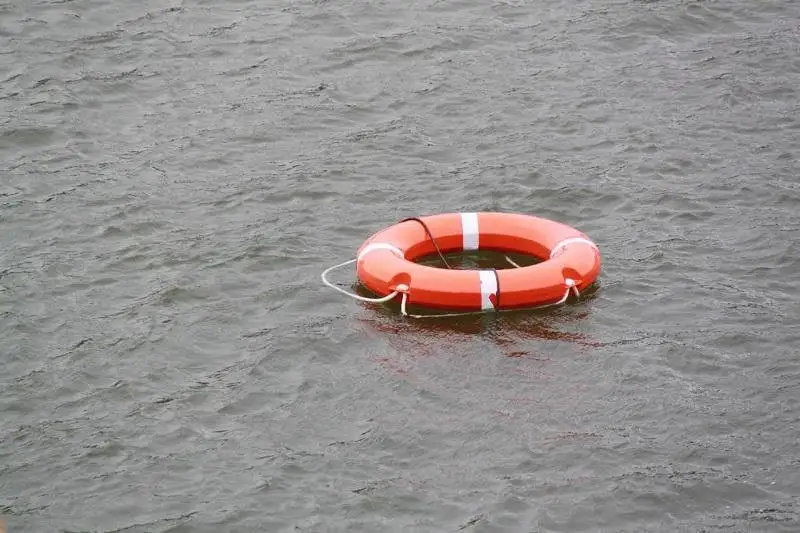 В Атырауской области врачи реанимировали упавшего в реку малыша