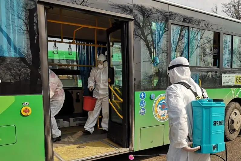 Дезинфекцию общественного транспорта в Алматы проводят четыре раза в день