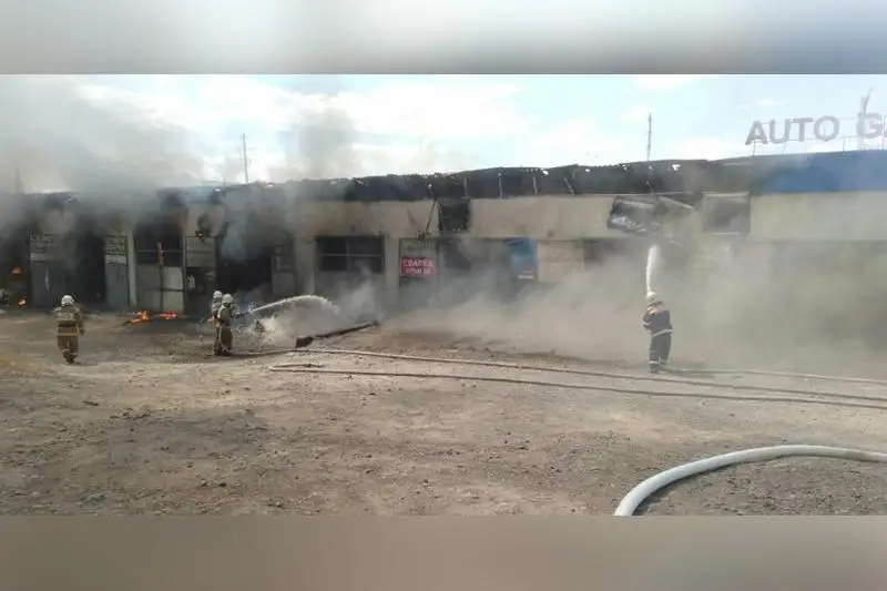 Пожар произошел на СТО в Сарыагаше: есть пострадавшие