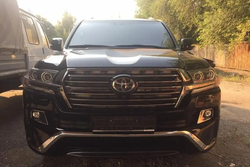 Элитный внедорожник со спецсигналами и подложными номерами задержали в Алматы