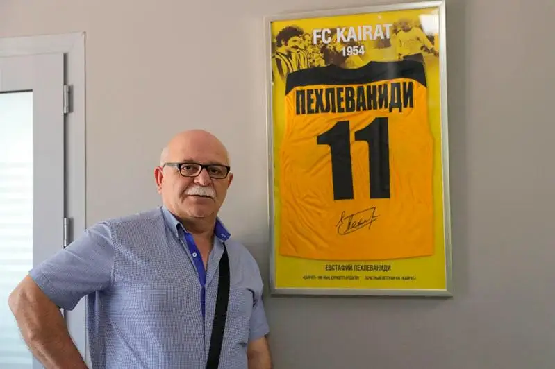Президент РК наградил легенду алматинского «Кайрата» Евстафия Пехлеваниди орденом «Достык»