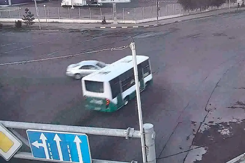 Автобус столкнулся с легковым авто в Шымкенте: один человек погиб