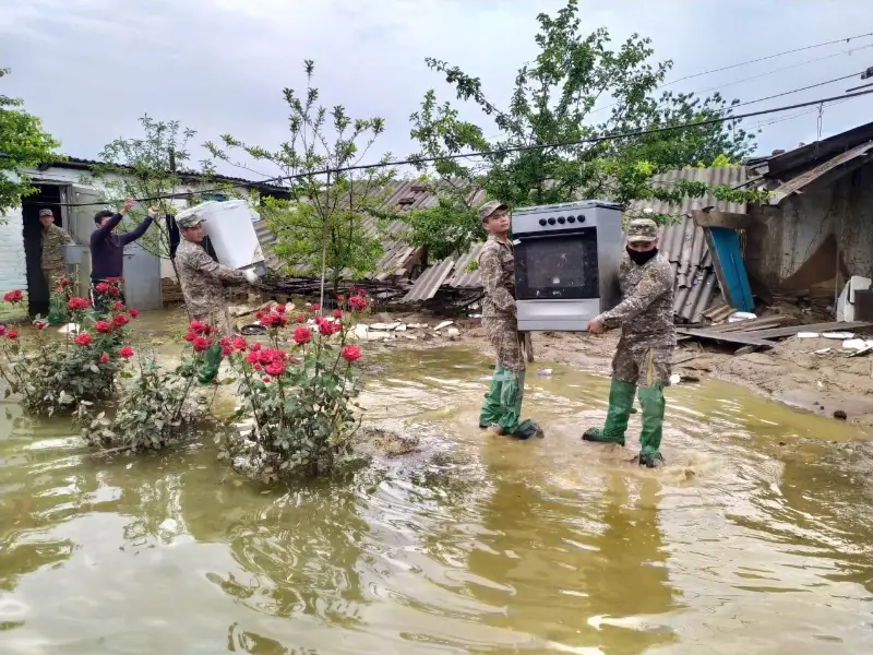 Дамбы, эвакуация жителей и вещей - как помогают туркестанцам военнослужащие
