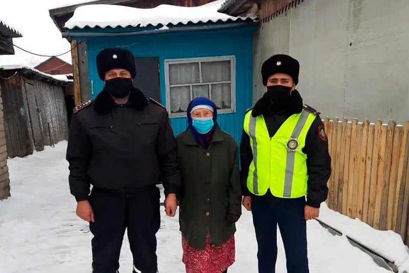 Заблудившуюся 91-летнюю бабушку спасли полицейские в СКО