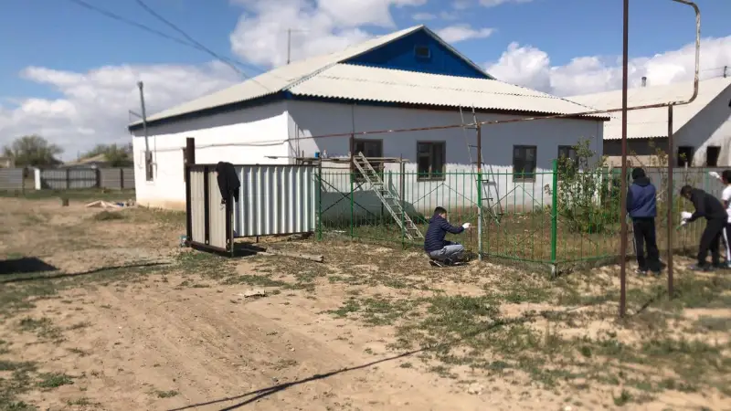Два дома купили волонтеры для нуждающихся семей в Атырауской области