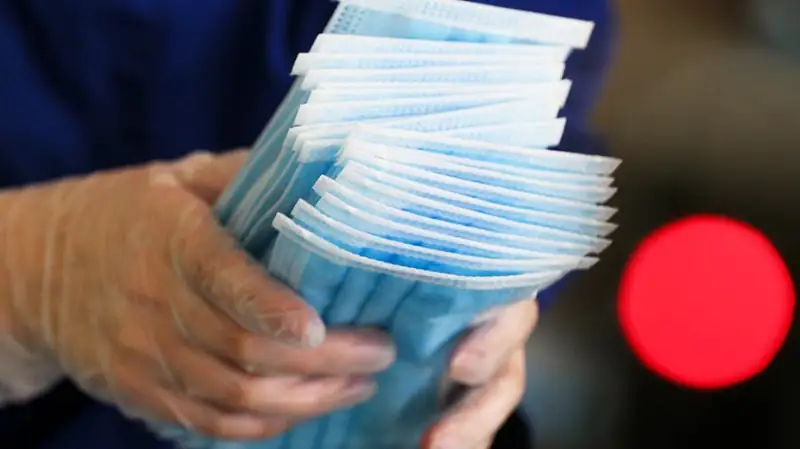 Фейк об отравленных масках распространяют в социальных сетях