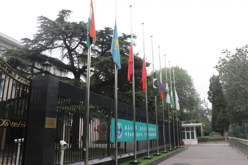 В штаб-квартире ШОС приспустили флаги в знак траура по жертвам коронавируса в Казахстане