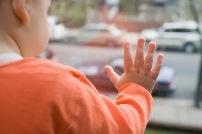 3-летний ребенок выпал из окна детсада в Актобе