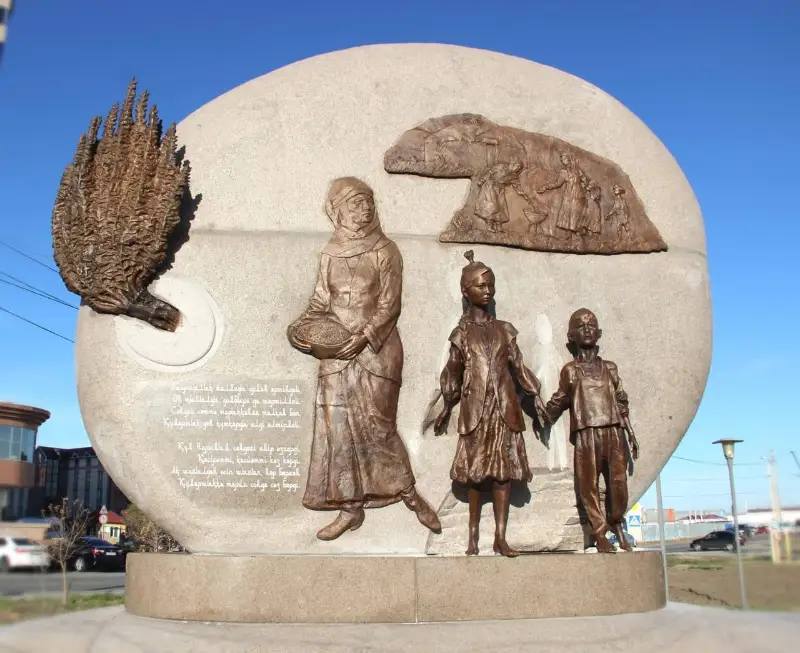 Памятник степной  траве  открыли в Атырау