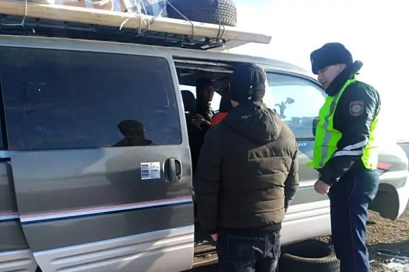 Замерзающим на дороге иностранцам помогли актюбинские полицейские