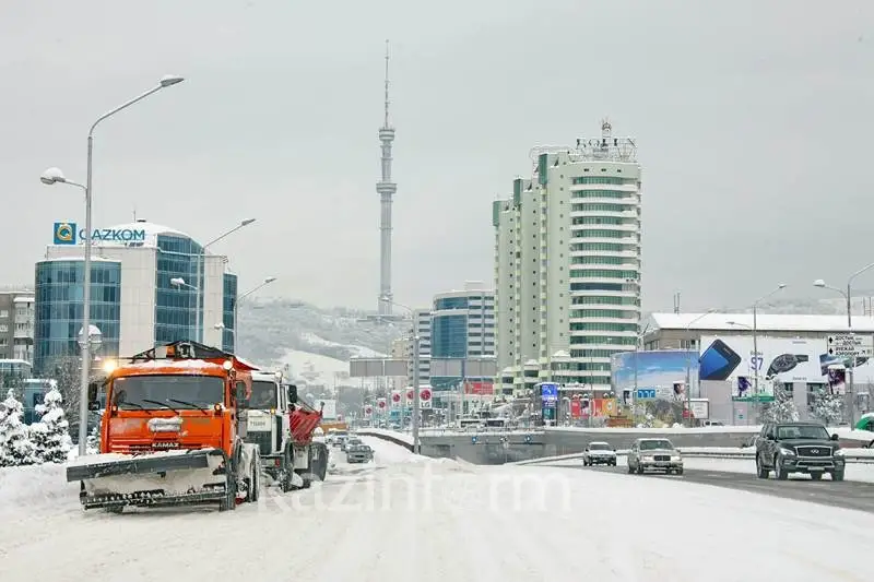 В акимате Алматы круглосуточно контролируют уборку и вывоз снега