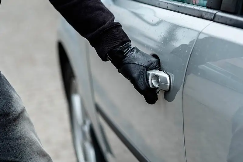 Укравший из машины 12 млн тенге задержан столичными полицейскими в Алматы