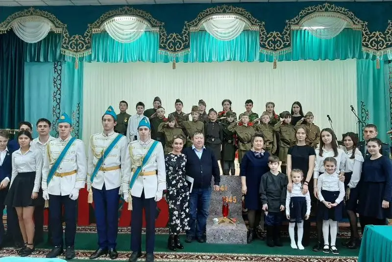 Павлодарской школе имени Бауыржана Момышулы передали капсулу с «вечным огнём»