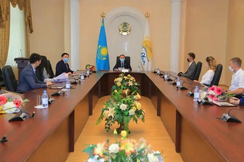 Аким Костанайской области наградил волонтеров за помощь нуждающимся в период карантина