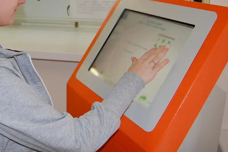 Терминалы для оплаты взносов по ОСМС установили в поликлиниках Караганды