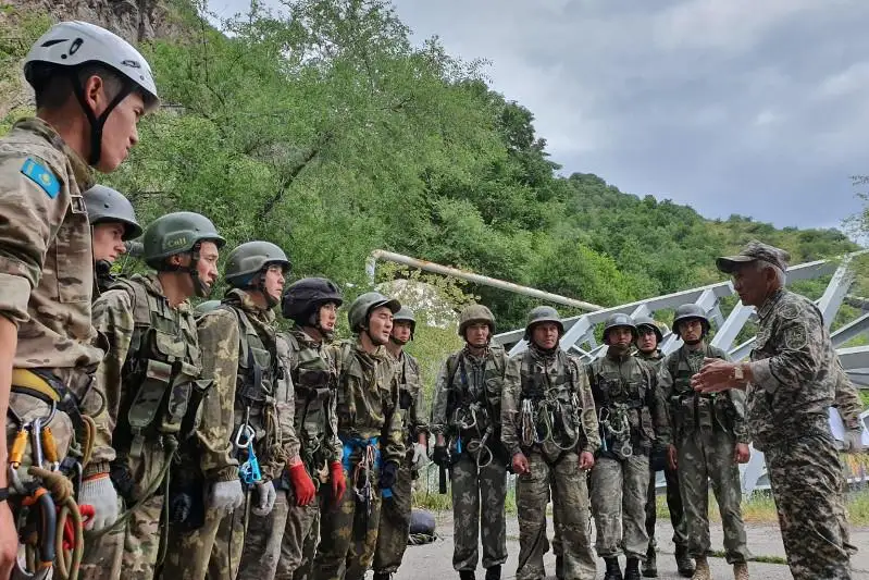 Казахстанские военнослужащие готовятся взойти на Эльбрус