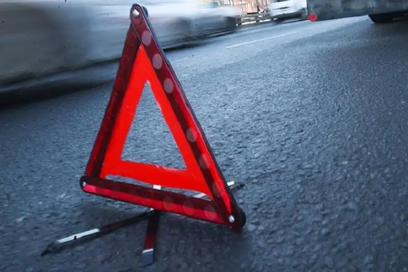 Три человека пострадали при столкновении автобуса и грузовика в СКО