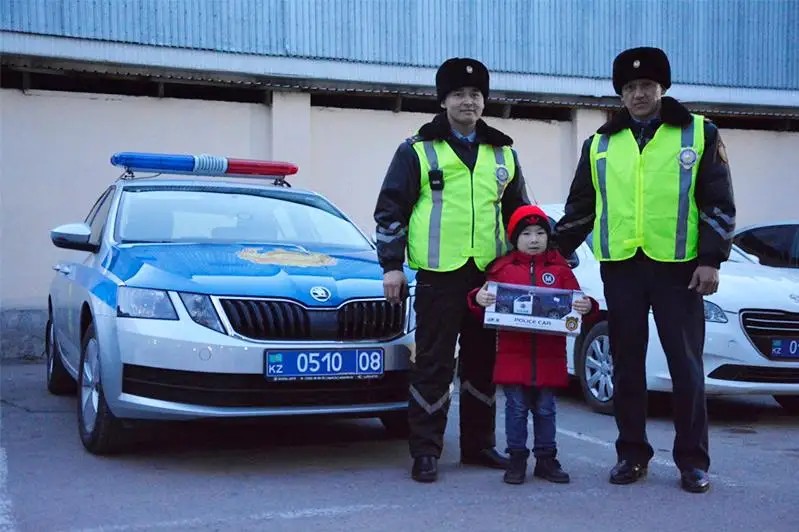Шестилетнему жителю Тараза рассказали о своей службе полицейские